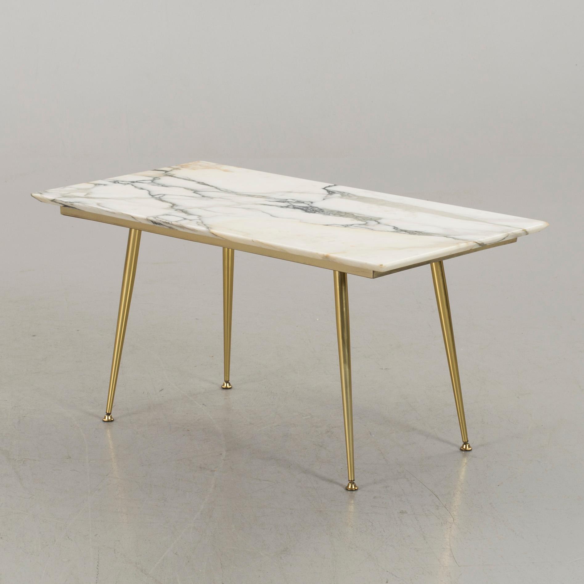 A LATE 20TH CENTURY COFFEE TABLE,