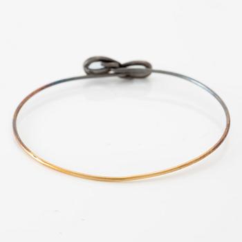 Armring, 18K gold with two drop-shaped aquamarines.