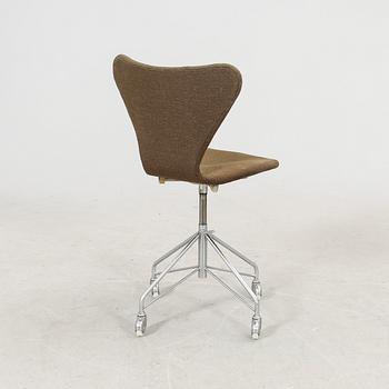 Arne Jacobsen, a "Sjuan" desk chair for Fritz Hansen dated 1968.