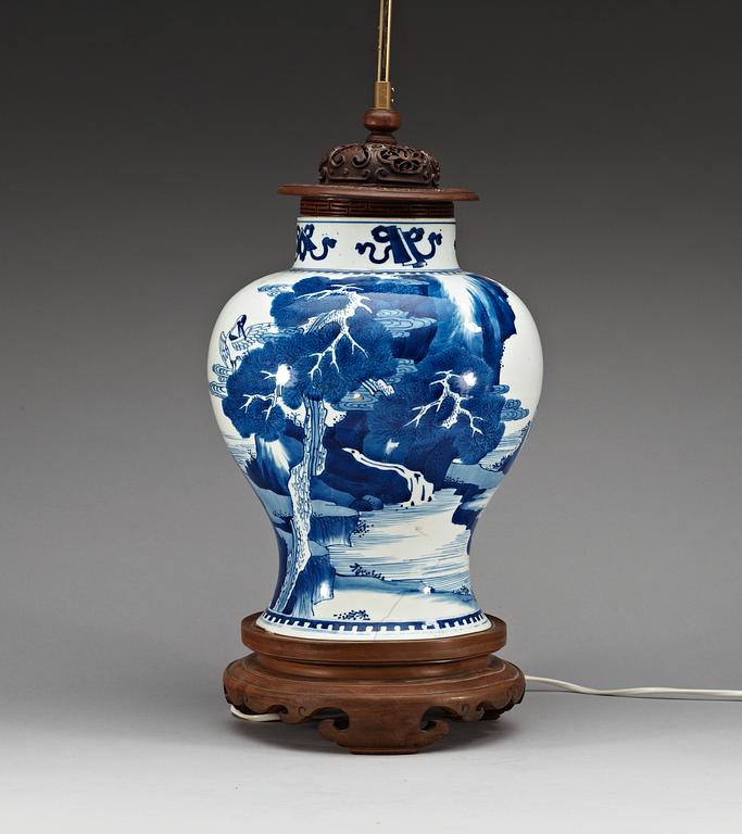 A blue and white jar, Qing dynasty, Kangxi (1662-1772).