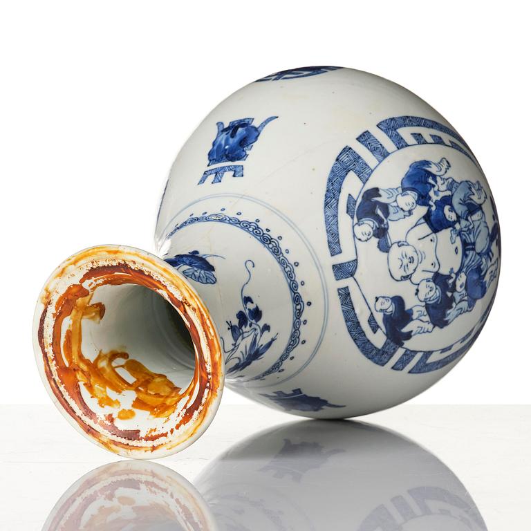 A blue and white 'Yuhuchunping' vase, Qing dynasty, 17th century.