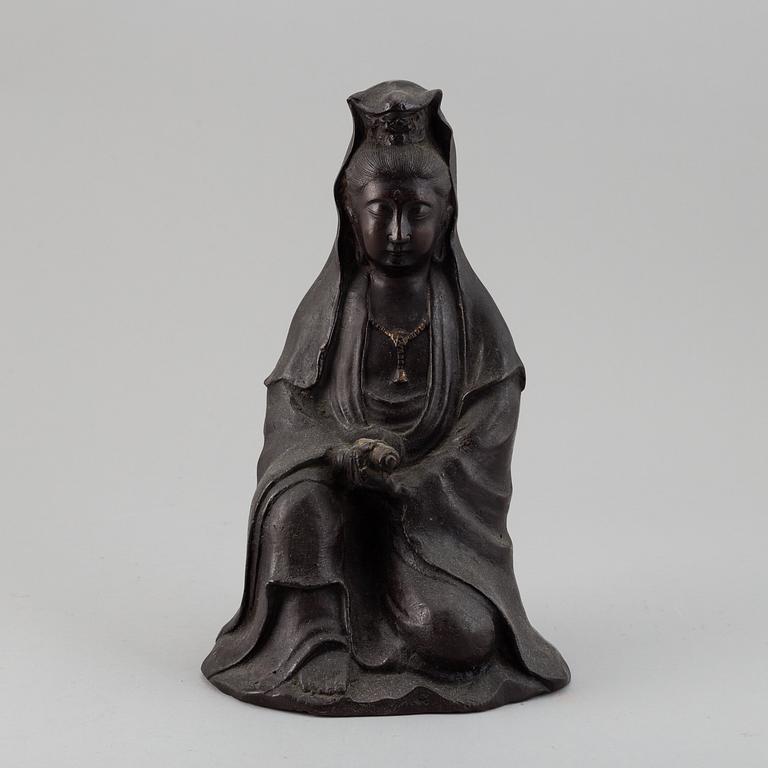 A bronze figure of Guanyin, late Qing dynasty.