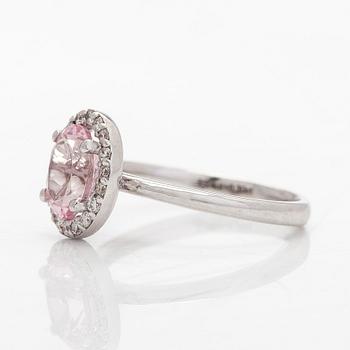 Ring, 18K vitguld med en oval morganit och diamanter ca 0.20 ct totalt.