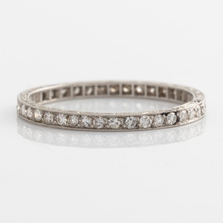 Ring in platinum, full eternity with octagon-cut diamonds.