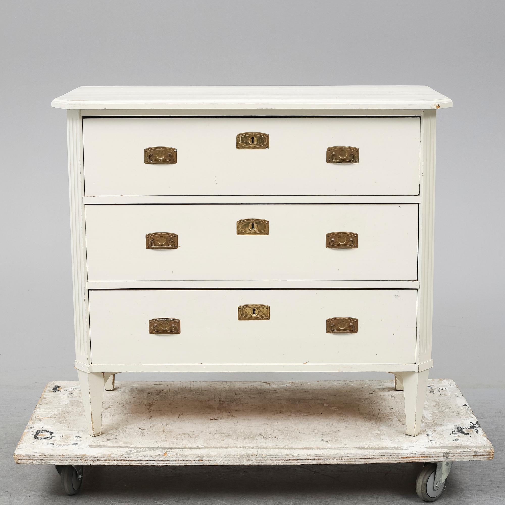 A first half of the 20th Century Gustavians style chest of drawers.