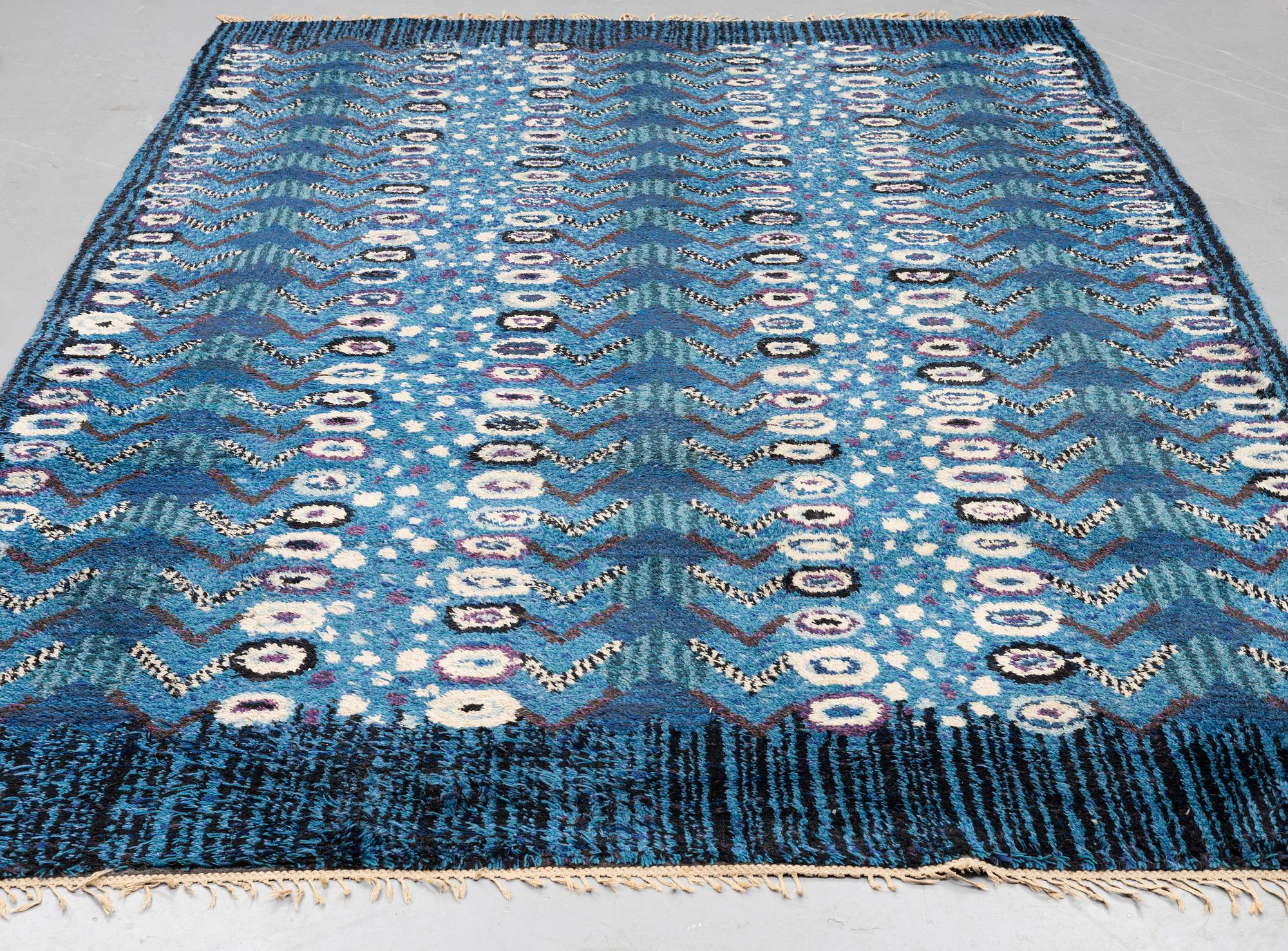 Berit Koenig, matta, "Påfågelsmattan", rya, ca 360 x 245 cm, Svensk Hemslöjd, osignerad.