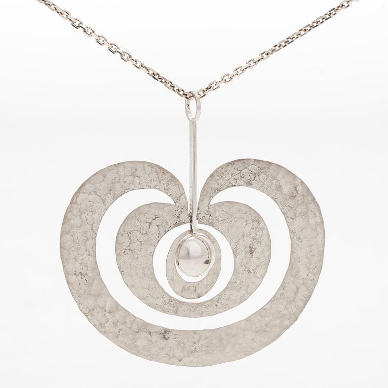 Tapio Wirkkala, kaulakoru, "Omena", hopeaa, Kultakeskus 1975.