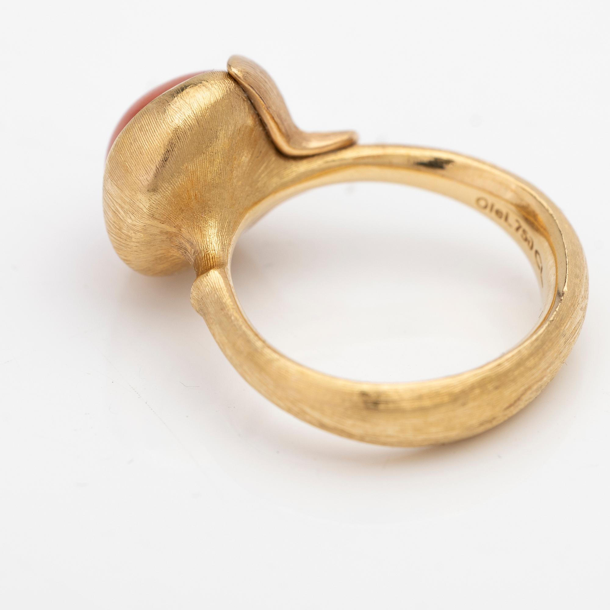 Ole Lynggaard, ring, "Lotus Ring 2", med cabochonslipad korall i 18k rött guld och rosé guld, design Charlotte Lynggaard.
