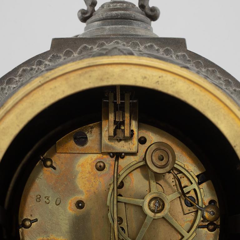 A late 19th century mantle clock.