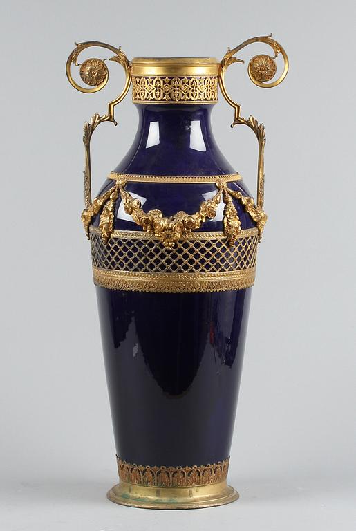 URNA, empire-stil, porslin, 1800-talets andra hälft.