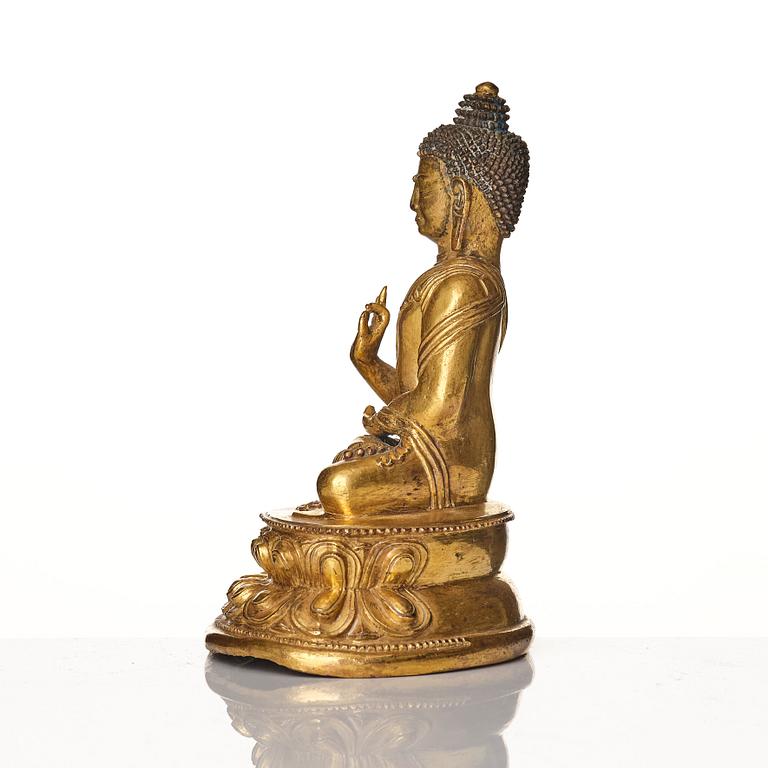 Buddha, förgylld brons. Tibet, troligen 17/1800-tal.