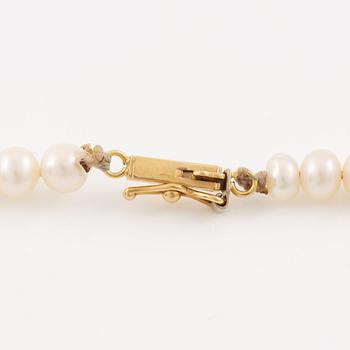 Pearl necklace, with cultured pearls, clasp in 18K gold.