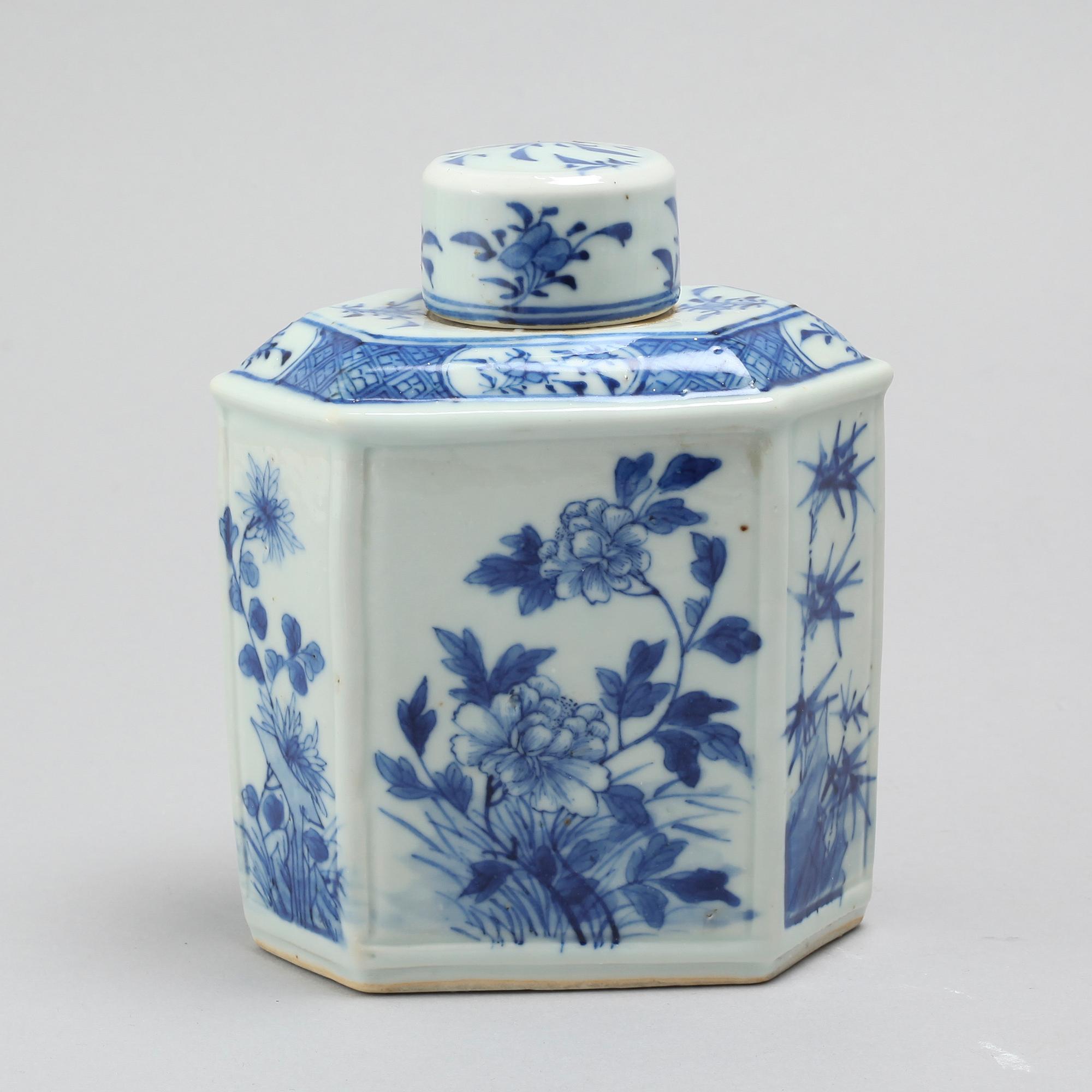 A porcelain tea caddy from China, late Qing dynasty (1644-1912).