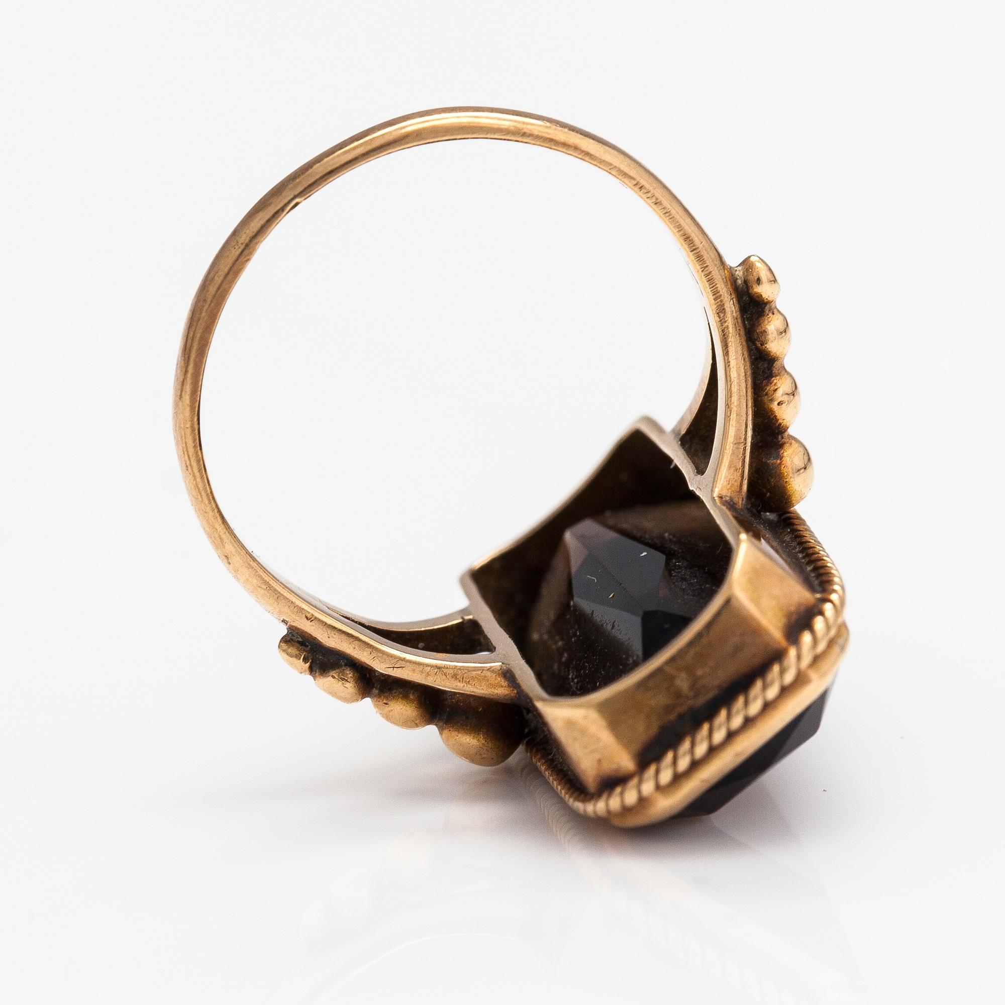 A 14K gold ring with a smoaky quartz. Asser Peltonen, Vantaa.