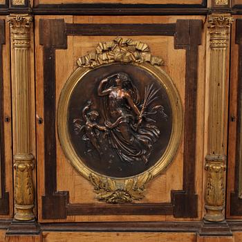 SKÄNK, Louis XVI-stil, 1900-talets första hälft.