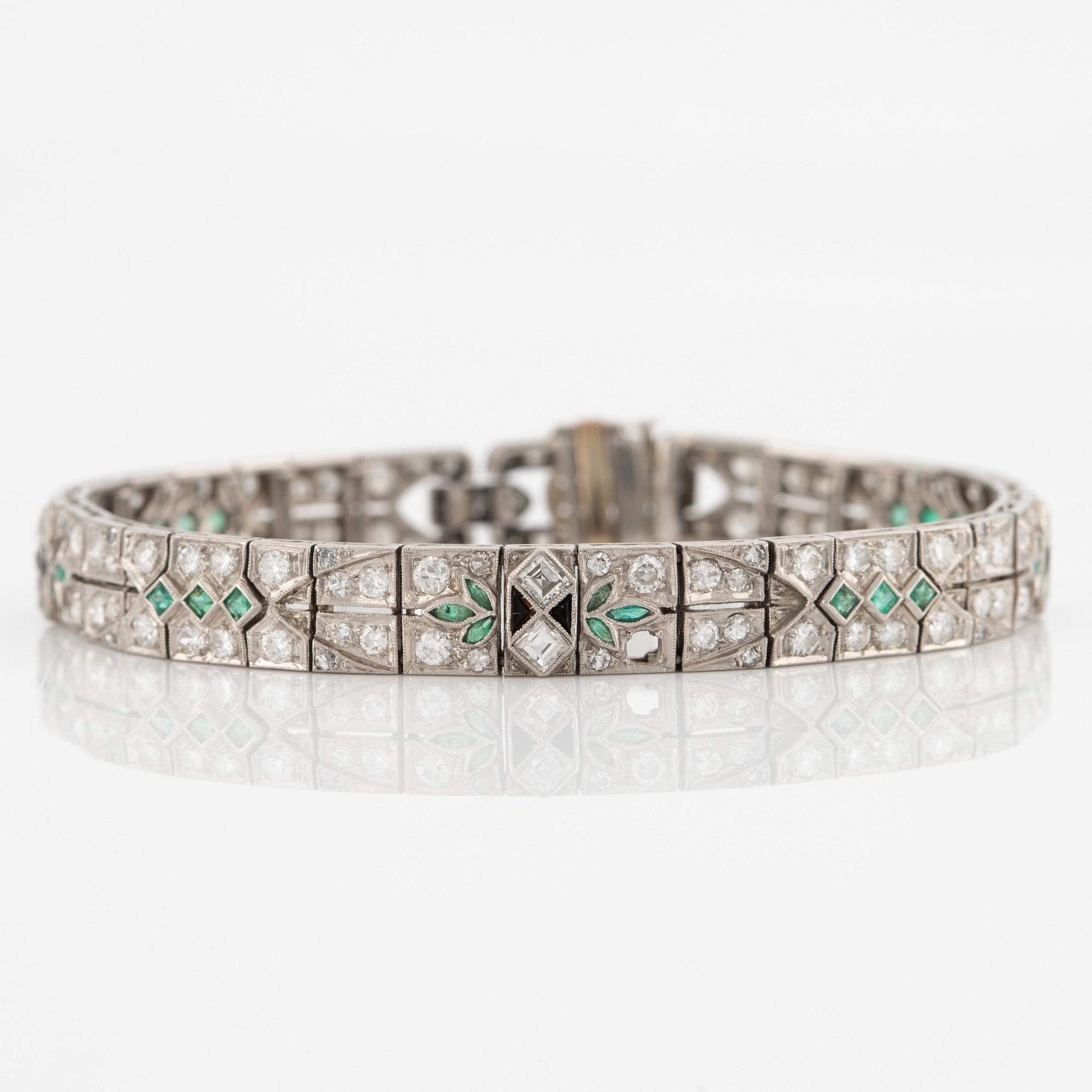 Armband platina med runda briljant-, åttkant och trappslipade diamanter, smaragder och onyx.