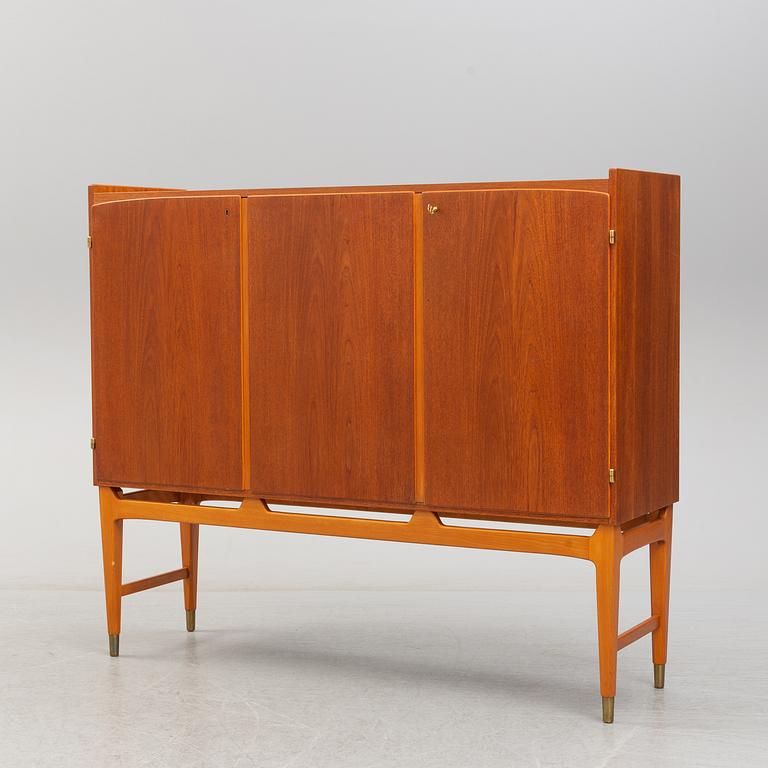 KIRKE NIELSEN, skåp, "Kent", Abrahamssons Möbelfabrik, Smålands Taberg, 1900-talets mitt.