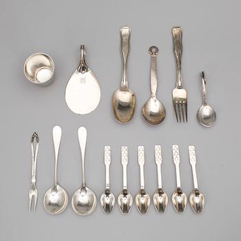 PARTI SILVER, 14 delar, bland annat Sigvard Bernadotte för Georg Jensen, Danmark 1900-tal. Total vikt ca 470 gram.