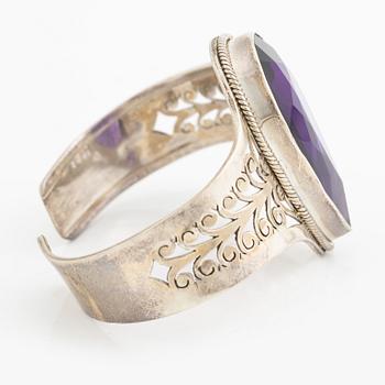 Arm ring, silver with drop-cut amethyst.