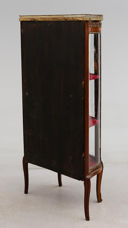 VITRINSKÅP, gustaviansk stil, 1900-talets mitt.