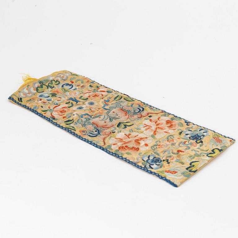 Skor, liten väska, broderade band samt kudde, broderat siden. Kina, sen Qingdynasti samt 1900-tal.
