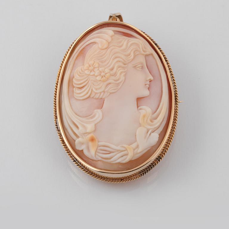 BROSCH/HÄNGE, 18K guld med skuren snäckskalscamé, Oscar Sjögren, Stockholm, 1918. Vikt 20,4 gram.