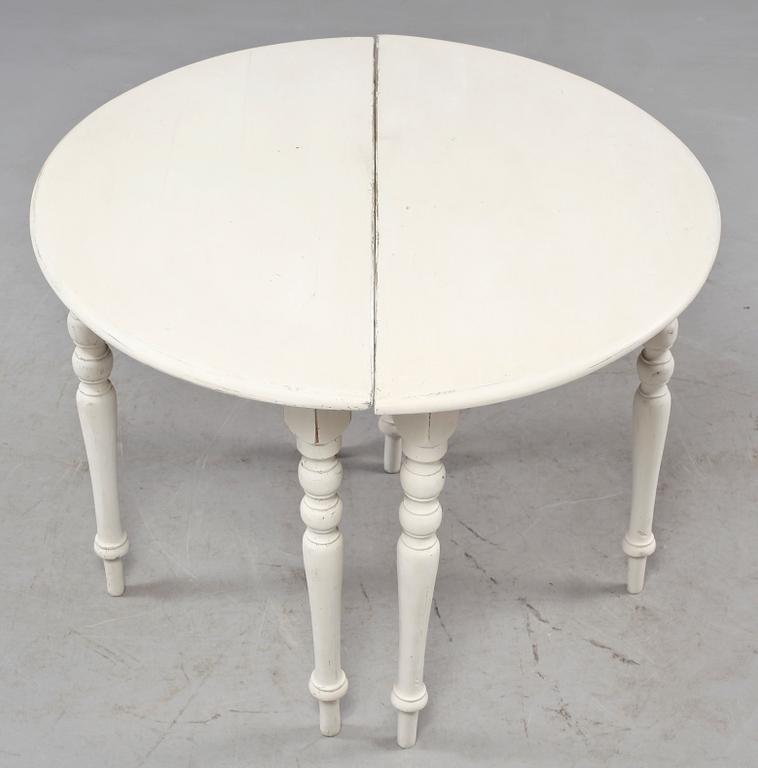 MÅNBORD, ett par, nyrenässans, 1800-talets sista del.