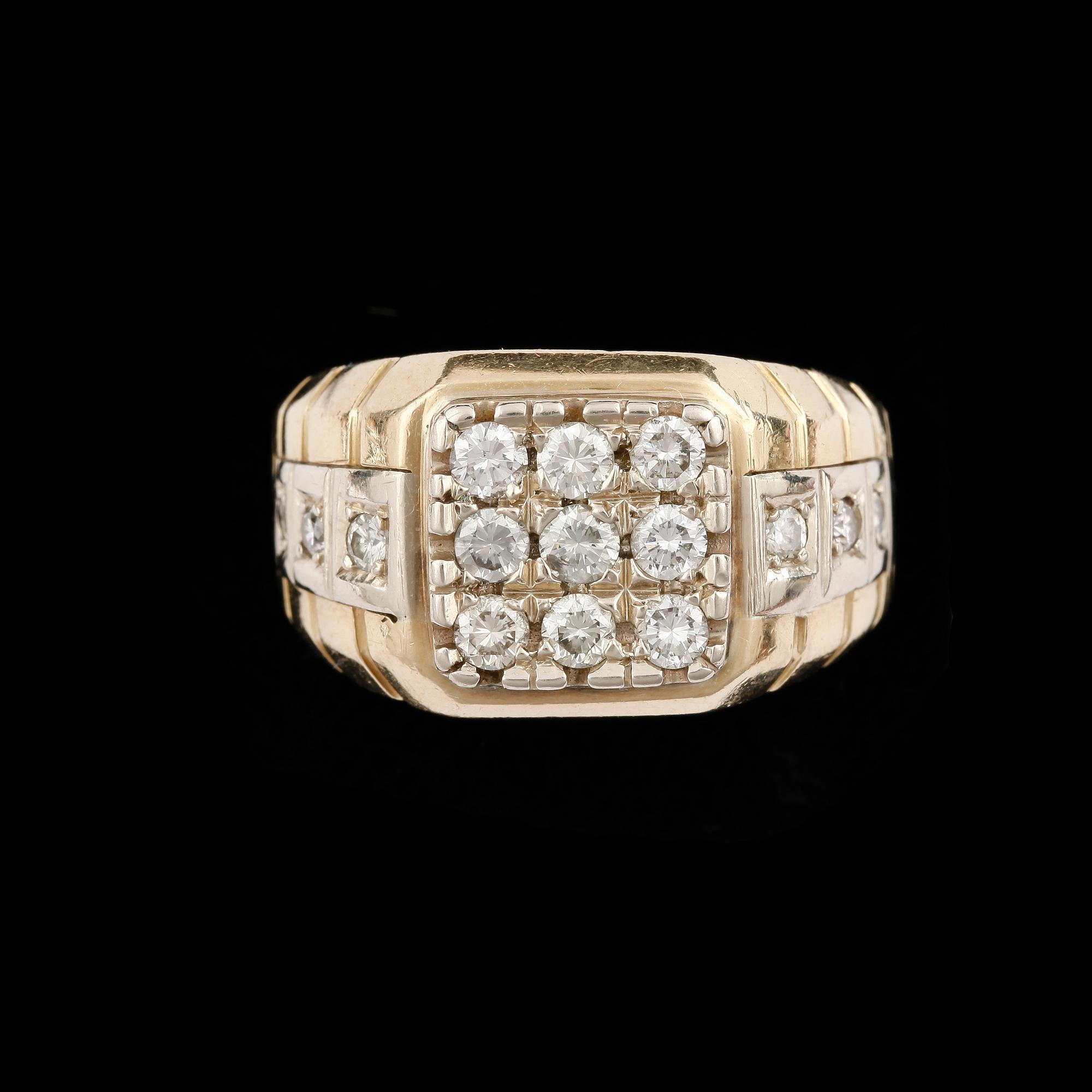 RING, klackring, 18k guld med briljantslipade diamanter tot ca0,82ct. Vikt 12,2g.