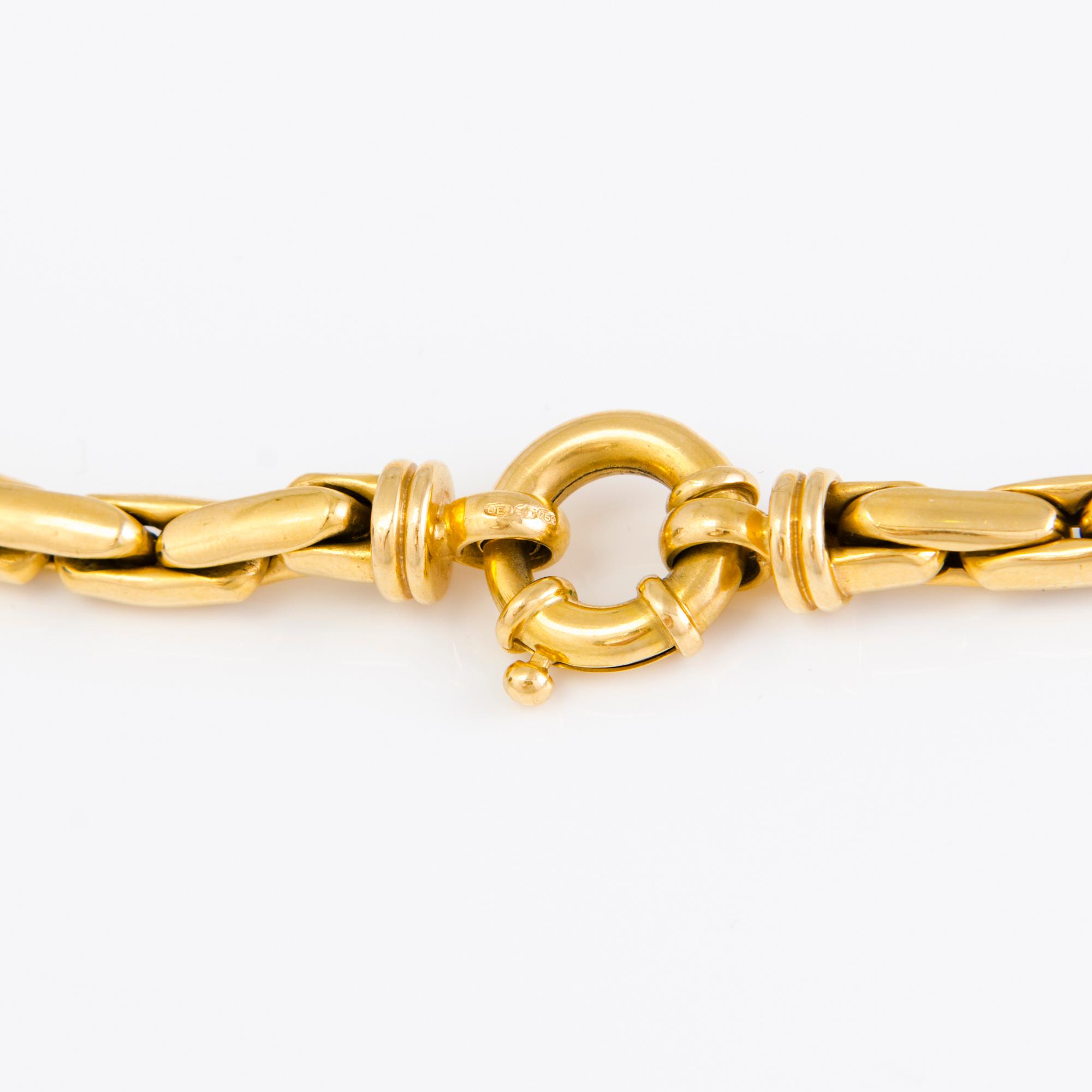 An 18K gold necklace.