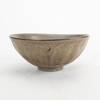 A celadon ge glazed bowl, Ming dynasty (1368-1643).