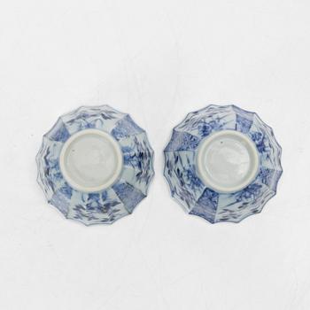 Koppar med fat, ett par, porslin, Kina, Qingdynastin, Kangxi (1662-1722).