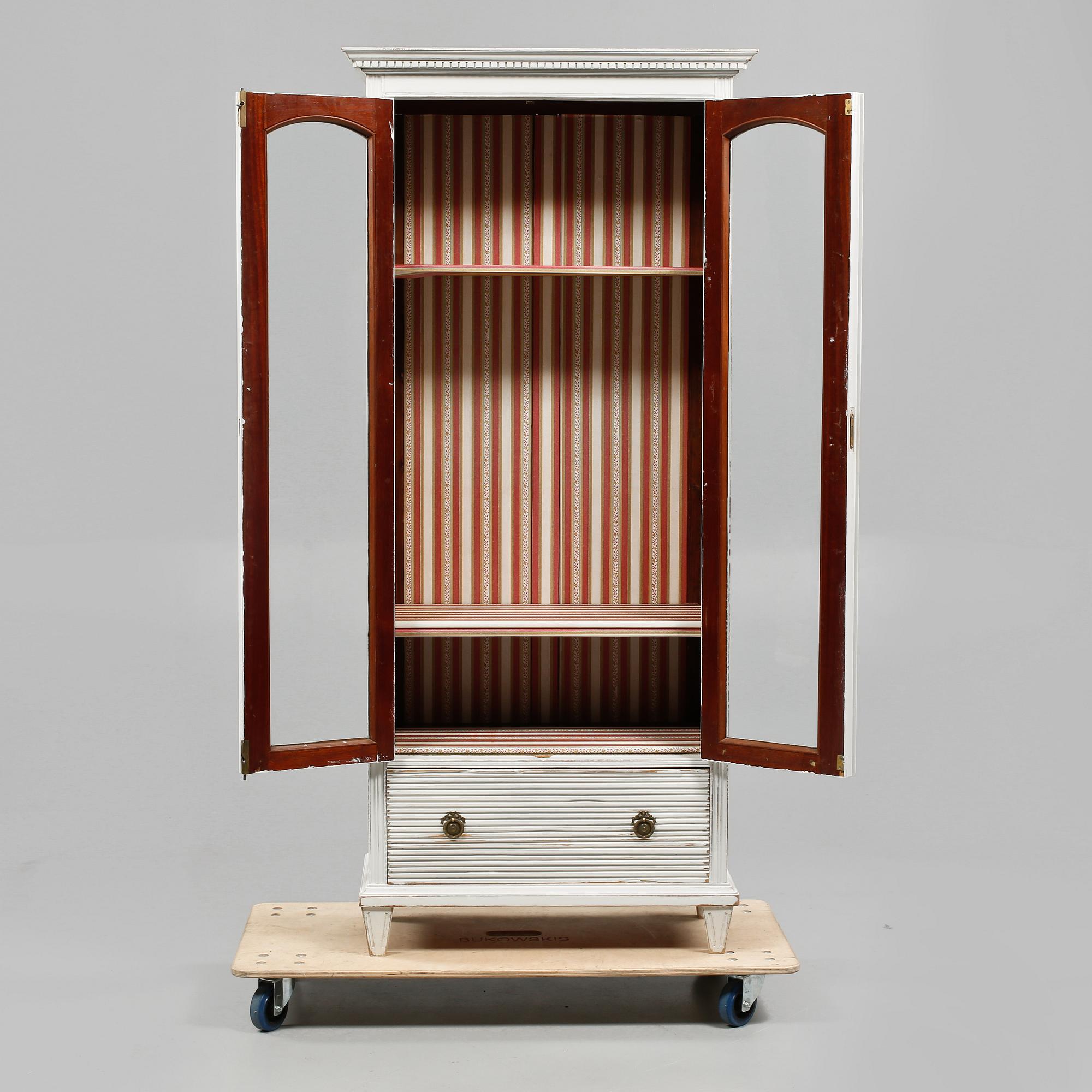 VITRINSKÅP, delvis 1900-talets första hälft.