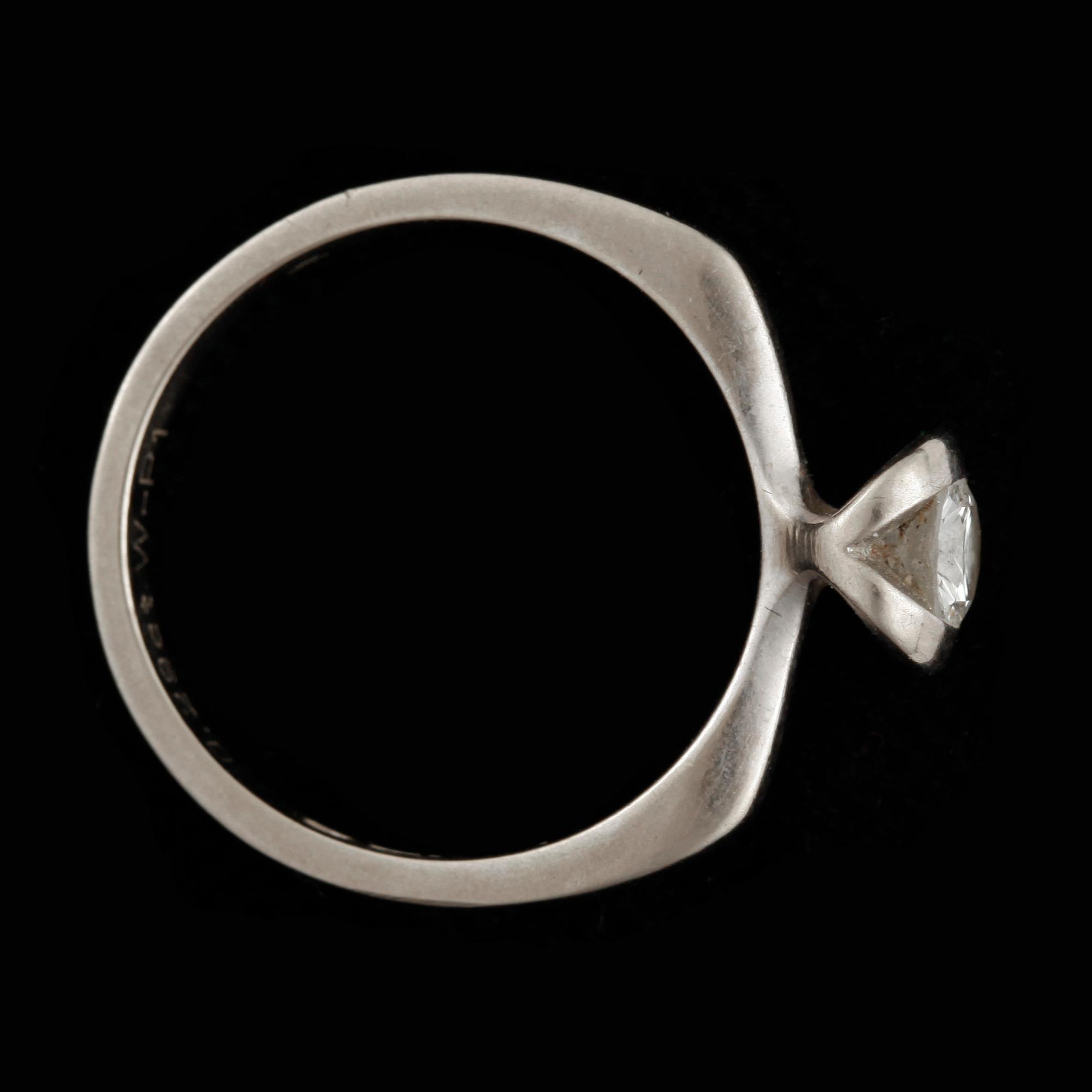 RING, 18 k vitguld, diamant enligt gravyr 0,29 ct, 1900-talets andra hälft. Vikt ca 4 g.
