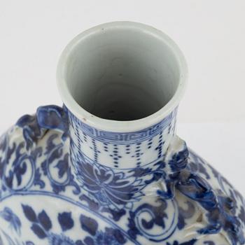 A Chinese blue and white moonflask, Qing dynasty, 19th century.