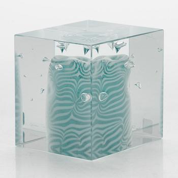 Oiva Toikka, A glass cube, signed Oiva Toikka Nuutajärvi and numbered 208.