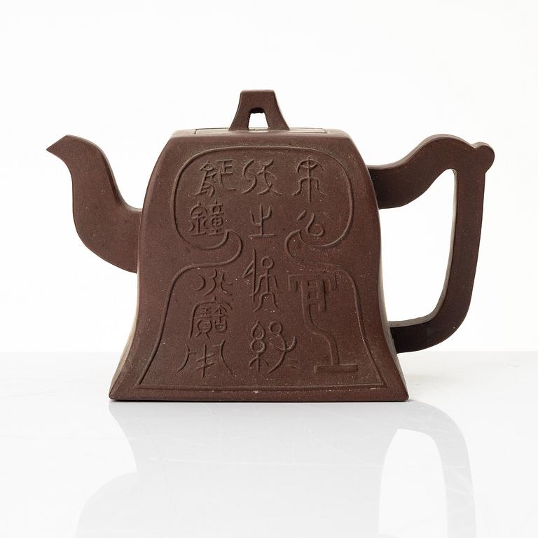 A Chinese square yixing teapot, early 20th century.