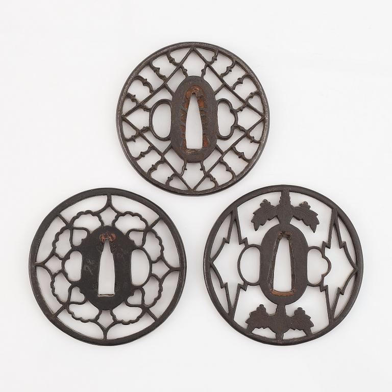 Tsuba, 3 st, järn. Japan, Edo.