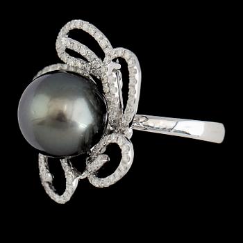 RING, 18K vitguld, diamanter tot ca 1.18 ct, gråtonad odlad pärla.