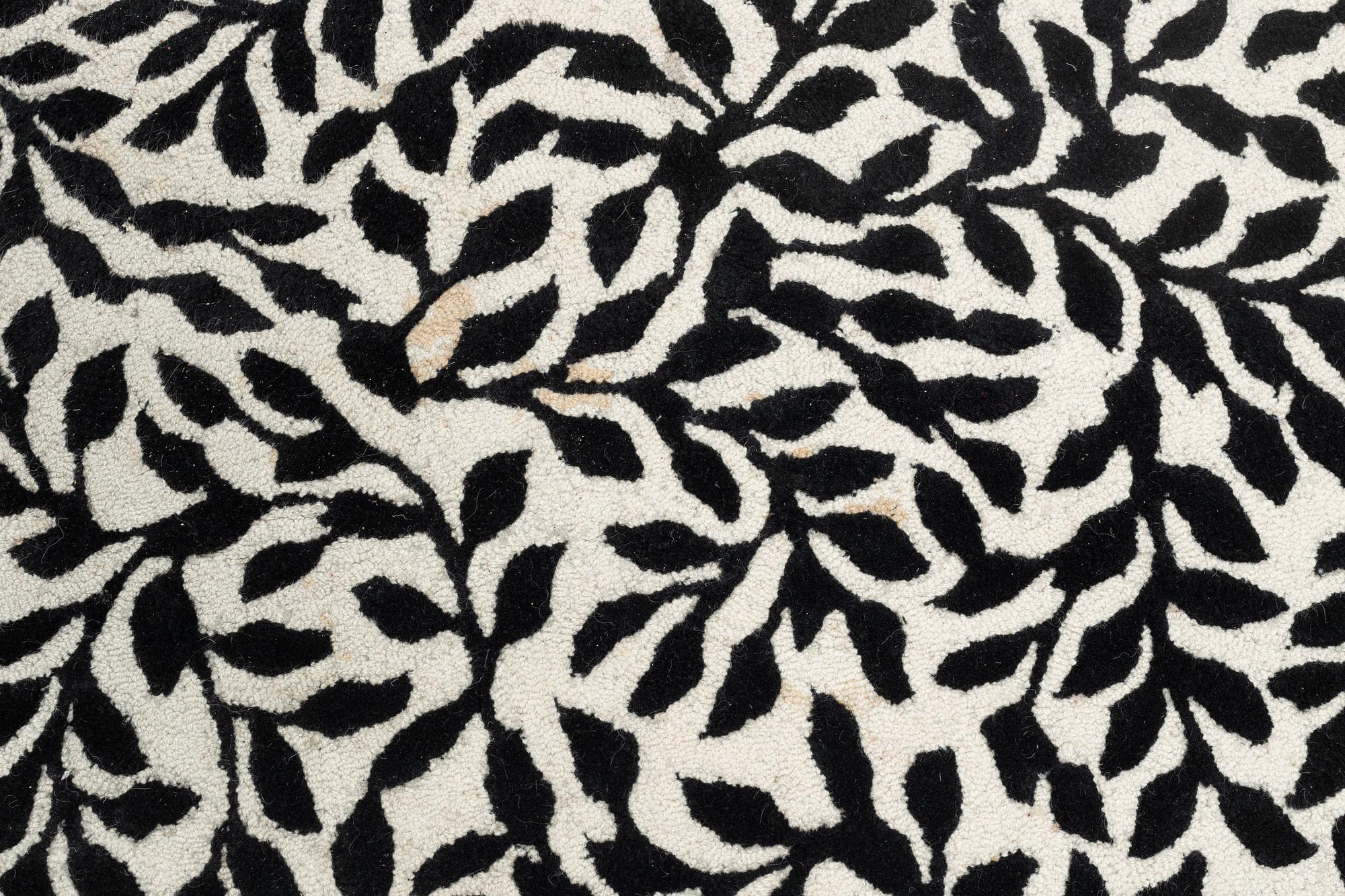 Christian Lacroix, matta, handtuftad, "Bousquet Carbone", ca 250 cm.