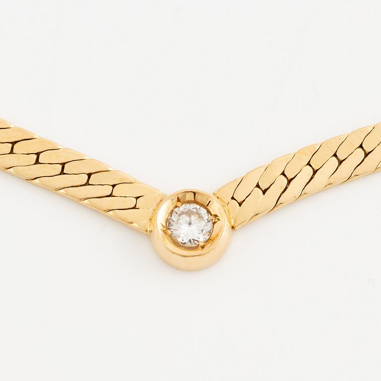 Necklace 18K gold with a round brilliant-cut diamond.