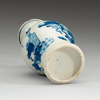 A blue and white vase, Qing dynasty Kangxi (1662-1722).