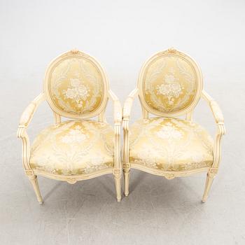 Karmstolar ett par Gustaviansk stil 1900-talets mitt.