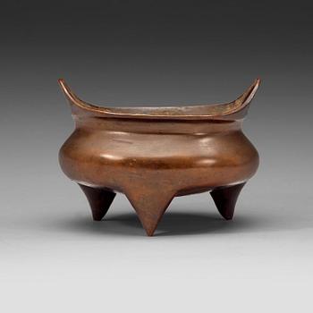 186. A bronze tripod cencer, Ming dynasty.