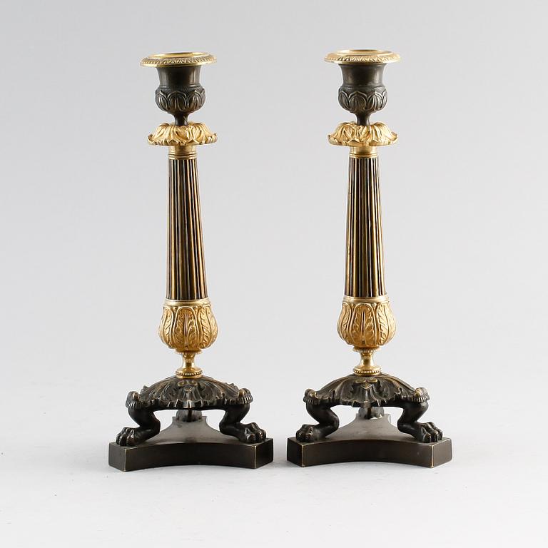 LJUSSTAKAR, 1 par, förgylld brons, senempire, 1800-talets första hälft.