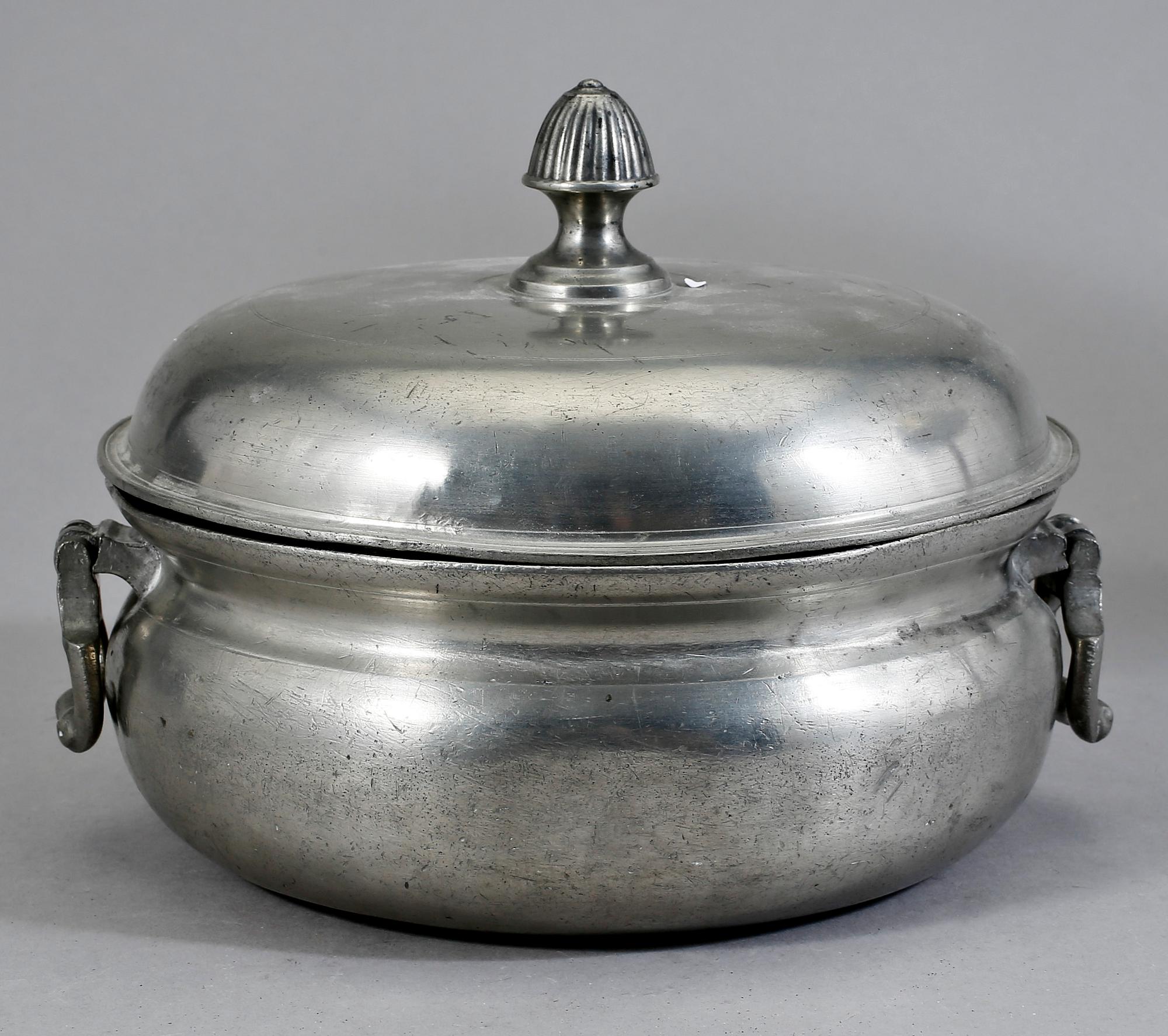 GRÖTSKÅL, tenn. Otydliga stämplar. 1800-tal.