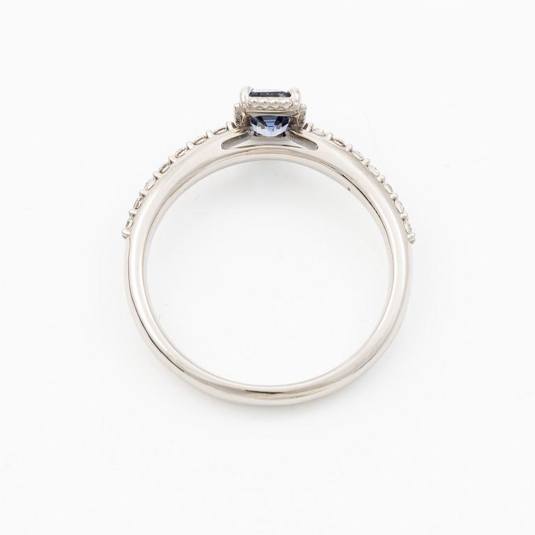 Ring 14K white gold with sapphire and brilliant-cut diamonds.