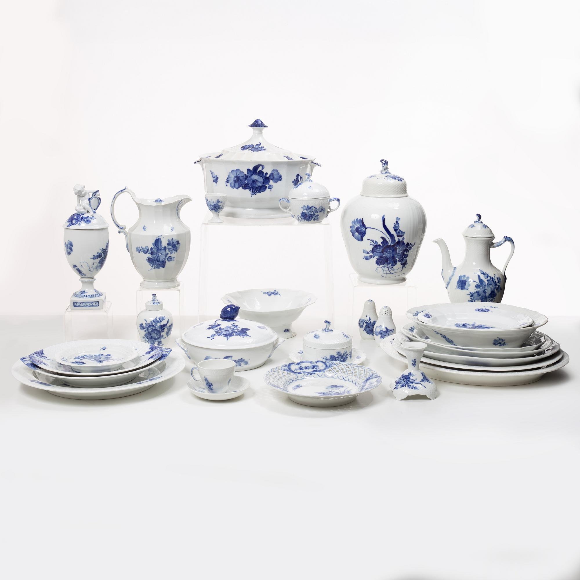 Royal Copenhagen, Dinner service, 77 pieces, Blå blomst.