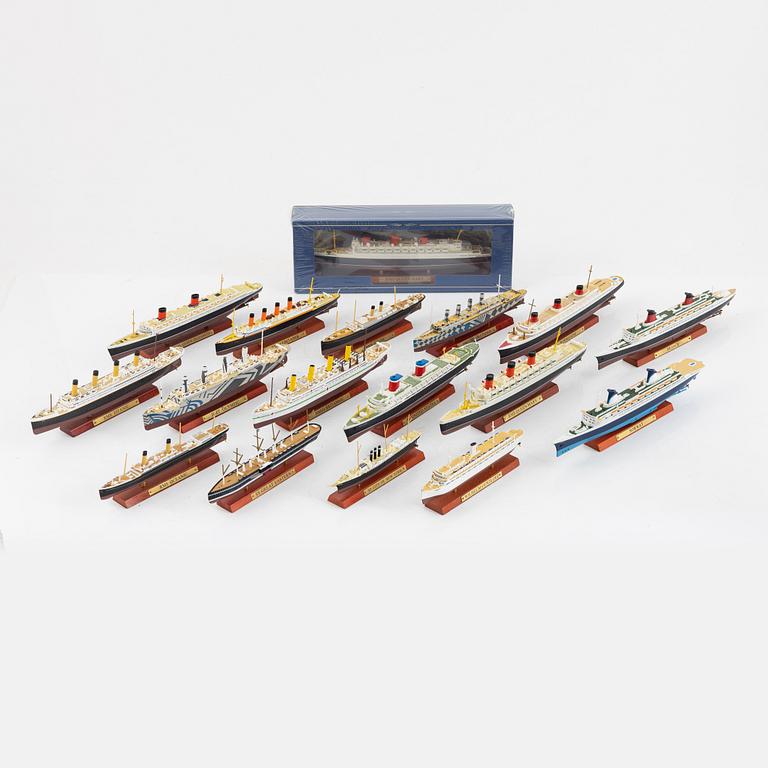 17 model ships, end of the 20th century.