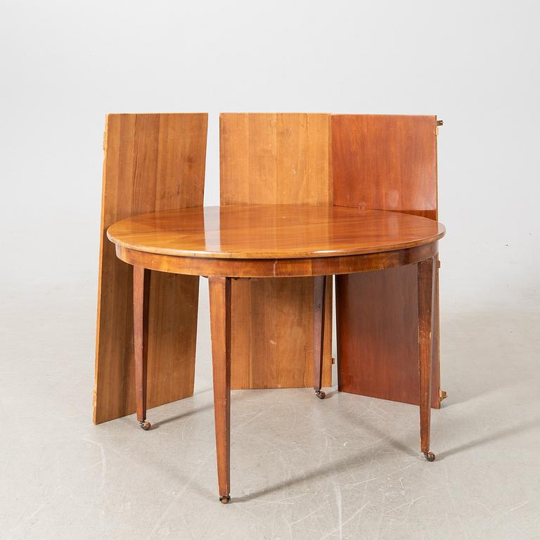 Dining table, likely England, second half of the 19th century.