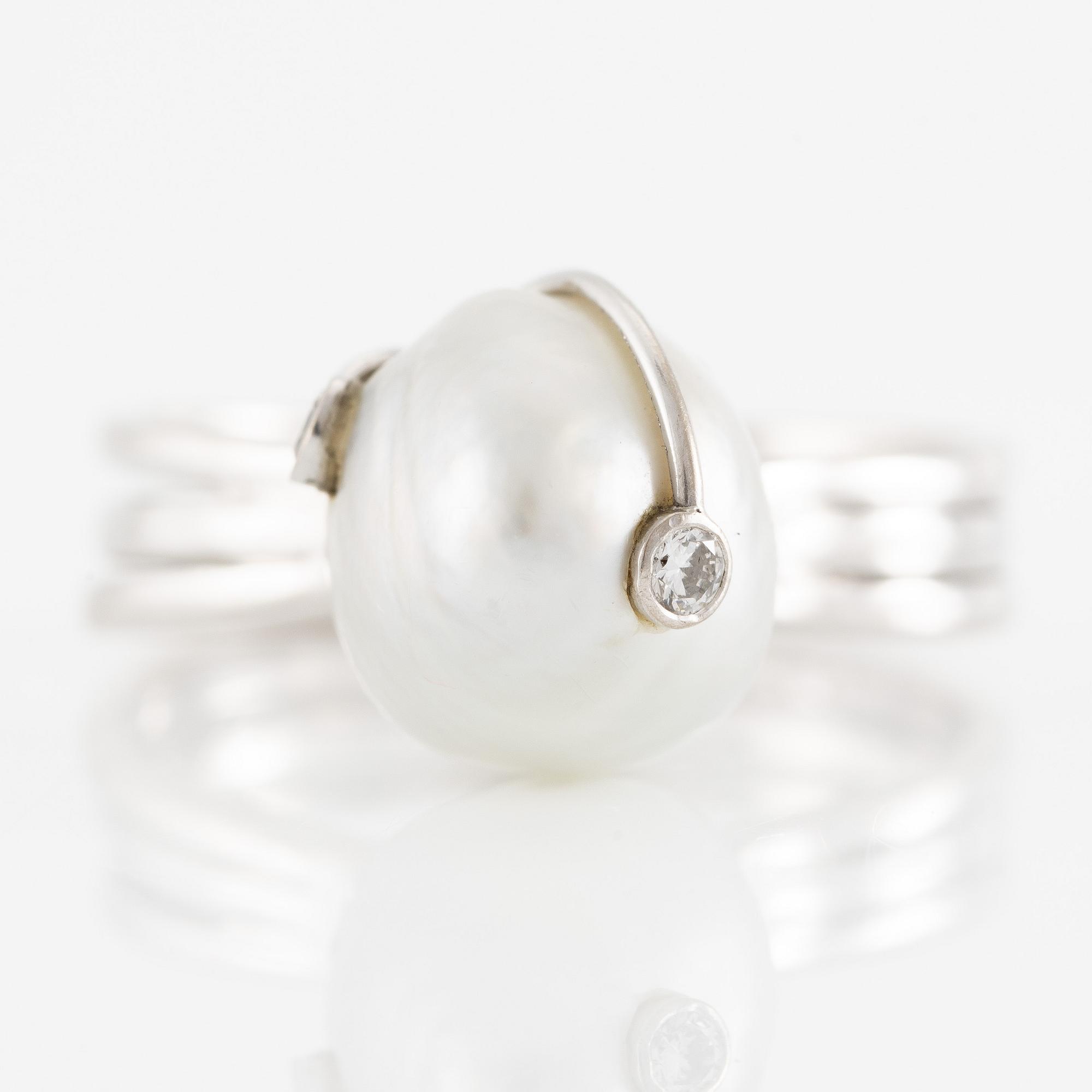 Ring 18K white gold with a baroque cultured pearl.